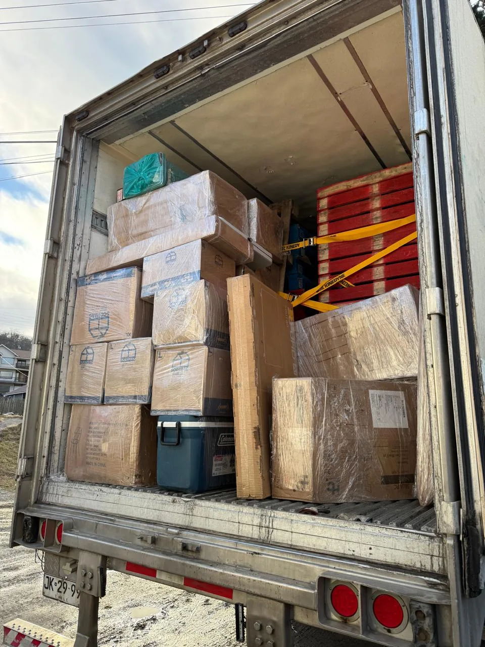 Camión cargado con cajas embaladas para mudanza de larga distancia